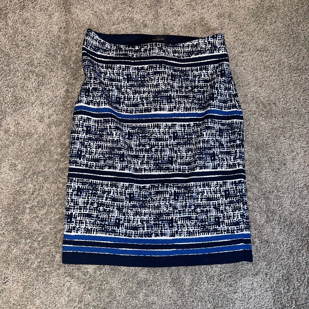 The Limited -Elegant Blue and White Women's Skirt
Straight fit size 8